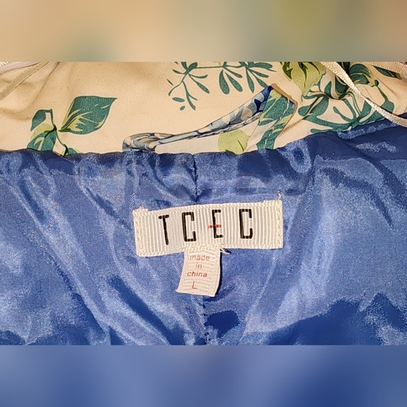 Blue Floral Quilted Vest With Hood. Size Large. - Picture 7 of 9